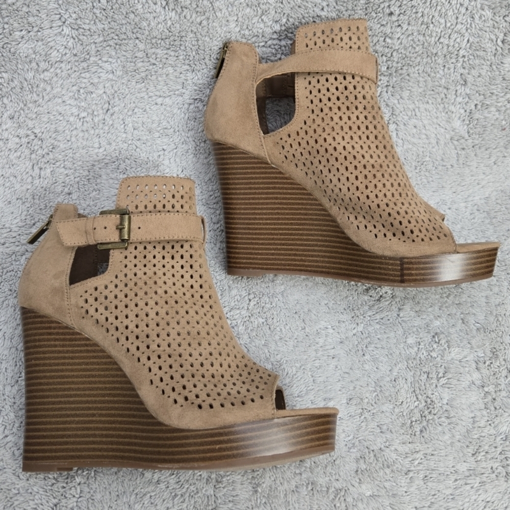 Parker & Sky Ankle Boots Sz 8 Wedge Heel Booties Peep Toe Perforated‎ Buckle